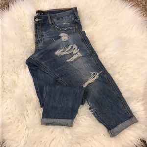 Boyfriend super distressed jeans.